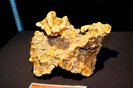 1971.(Show Highlights)(Tucson Gem and Mineral Show): An article from: The Mineralogical Record (Jul 31, 2005)